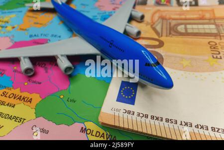 Concetto di aumento della tariffa aerea. Modello di aeroplano giocattolo sulla mappa d'Europa. Foto Stock