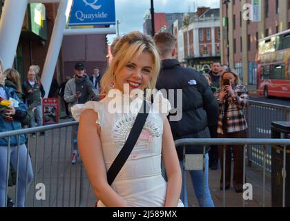 L'attore Saoirse-Monica Jackson partecipa alla prima edizione di Derry Girls Season 3 a Derry, Londonderry, Irlanda del Nord, 7 aprile 2022. ©George Sweeney / Alamy Stock Photo Foto Stock