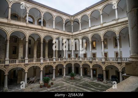 Cortile interno con portici rinascimentali, Palazzo Normanno, Palazzo dei Normanni, Palermo, Sicilia, Italia Foto Stock