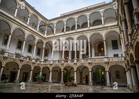 Cortile interno con portici rinascimentali, Palazzo Normanno, Palazzo dei Normanni, Palermo, Sicilia, Italia Foto Stock