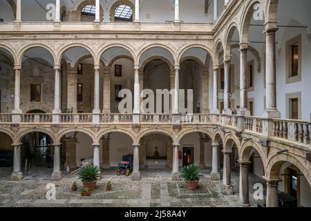 Cortile interno con portici rinascimentali, Palazzo Normanno, Palazzo dei Normanni, Palermo, Sicilia, Italia Foto Stock