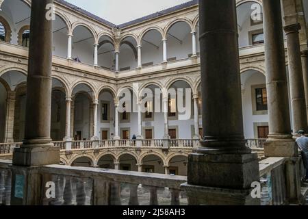 Cortile interno con portici rinascimentali, Palazzo Normanno, Palazzo dei Normanni, Palermo, Sicilia, Italia Foto Stock