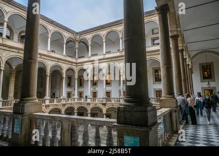 Cortile interno con portici rinascimentali, Palazzo Normanno, Palazzo dei Normanni, Palermo, Sicilia, Italia Foto Stock