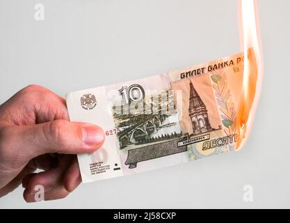 Ruble, bruciare, fuoco, banconota russa, banconota, foto studio Foto Stock