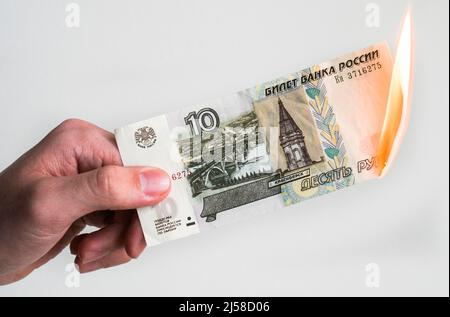 Ruble, bruciare, fuoco, banconota russa, banconota, foto studio Foto Stock