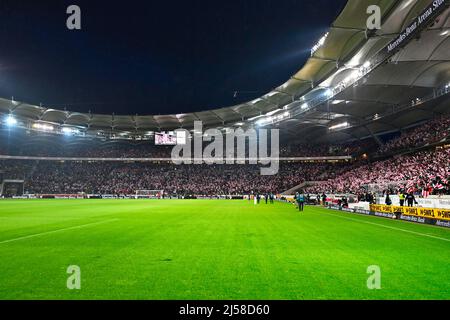 Ausverkauftes, vollbesetztes Stadion, fans mit Flaggen im Fanblock, Mercedes-Benz Arena, Stoccarda, Baden-Wuerttemberg, Germania Foto Stock