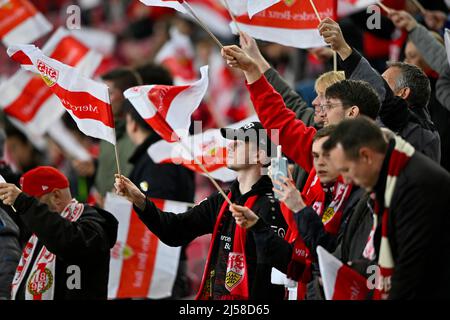 Ausverkauftes, vollbesetztes Stadion, fans mit Flaggen im Fanblock, Mercedes-Benz Arena, Stoccarda, Baden-Wuerttemberg, Germania Foto Stock