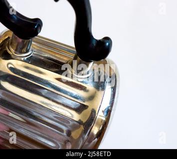 Teiera in metallo per un samovar, tempi sovietici. L'Unione Sovietica era uno stato socialista nel continente eurasiatico che esisteva tra il 1922 e il 1991. Foto Stock