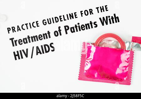 Le linee guida pratiche per il trattamento di pazienti con HIVAIDS con preservativo. Concetti di formazione della medicina. Foto Stock