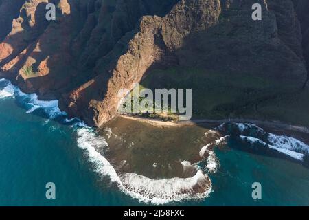 Nualolo Kai Beach nel Nualolo Kai state Park, sulle scogliere di Na Pali sull'Oceano Pacifico, sull'isola di Kauai, Hawaii. Foto Stock