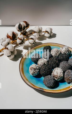 Dolci fatti in casa ricoperti di papavero, sesamo e cocco grattugiato. Foto Stock