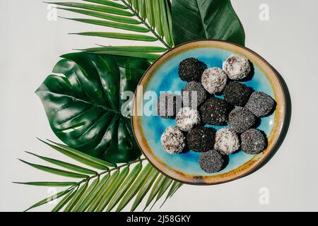 Dolci fatti in casa ricoperti di papavero, sesamo e cocco grattugiato. Foto Stock