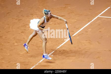 Storm Sanders of Australia in azione contro Emma Raducanu di Gran Bretagna durante il primo round del 2022 Porsche Tennis Grand Prix WTA 500 torneo di tennis il 20 aprile 2022 alla Porsche Arena di Stoccarda, Germania - Foto: Rob Prange/DPPI/LiveMedia Foto Stock