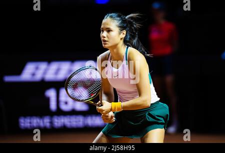 Emma Raducanu di Gran Bretagna in azione contro Storm Sanders of Australia durante il primo round del torneo di tennis Porsche Tennis Grand Prix WTA 500 del 2022 il 20 aprile 2022 alla Porsche Arena di Stoccarda, Germania - Foto: Rob Prange/DPPI/LiveMedia Foto Stock