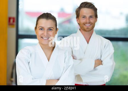 coppia di karate che indossa kimonos in piedi insieme Foto Stock