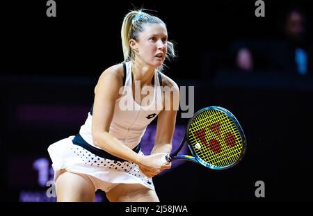 Storm Sanders of Australia in azione contro Emma Raducanu di Gran Bretagna durante il primo round del 2022 Porsche Tennis Grand Prix WTA 500 torneo di tennis il 20 aprile 2022 alla Porsche Arena di Stoccarda, Germania - Foto: Rob Prange/DPPI/LiveMedia Foto Stock