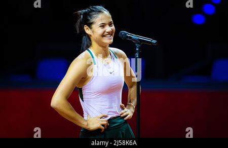 Emma Raducanu di Gran Bretagna dopo il primo round contro Storm Sanders of Australia al torneo di tennis Porsche Tennis Grand Prix WTA 500 del 20 aprile 2022 2022 alla Porsche Arena di Stoccarda, Germania - Foto: Rob Prange/DPPI/LiveMedia Foto Stock