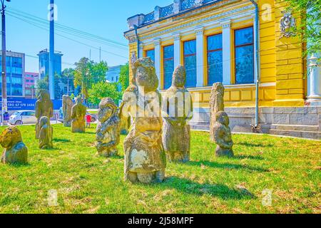 DNIPRO, UCRAINA - 24 AGOSTO 2021: Le antiche sculture in pietra in forma di donne chiamato Stone Babas o Kurgan stele, situato nel parco vicino a Nati Foto Stock