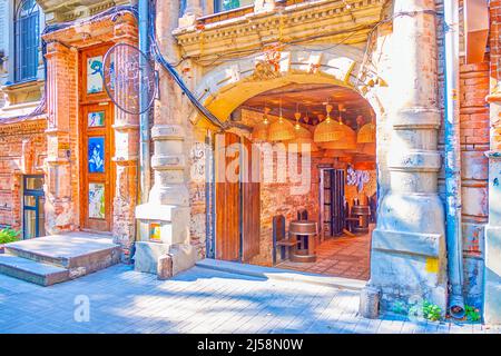 DNIPRO, UCRAINA - 24 AGOSTO 2021: L'ingresso ad arco al ristorante, il 24 agosto a Dnipro Foto Stock