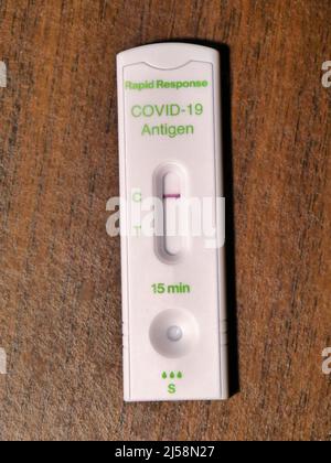 Indicatore del test dell'antigene a risposta rapida Covid-19 che mostra un risultato negativo Foto Stock
