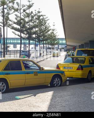 FUNCHAL, MADEIRA, PORTOGALLO - 30 GENNAIO 2020: Taxi in attesa in linea all'Aeroporto Internazionale Cristiano Ronaldo Foto Stock