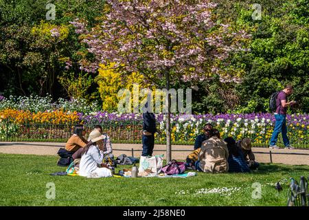 LONDRA, REGNO UNITO. 21 aprile 2022 . Persone che si rilassano nel sole primaverile a Saint James Park Londra approfittando di un incantesimo di clima caldo che si prevede durerà alcuni giorni. Credit: amer Ghazzal/Alamy Live News Foto Stock