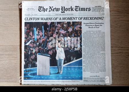 Il 29 luglio 2016, il New York Times ha annunciato che Hillary Clinton aveva vinto la nomina democratica per il presidente degli Stati Uniti con il titolo, "Clinton avverte di 'Moment of Reckoning.' Foto Stock