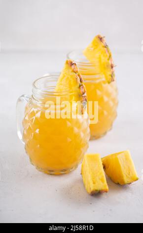 Tepache, una bevanda fermentata di ananas e zucchero, spezie Foto Stock