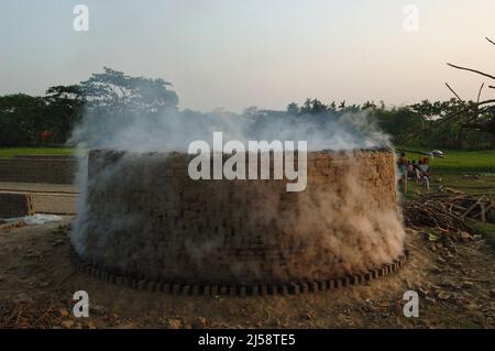 Bagerhat, Bangladesh - 23 marzo 2009: Mattoni vengono bruciati con legno in un piccolo forno di mattoni all'interno del villaggio di Bagerhat, Bangladesh. Foto Stock