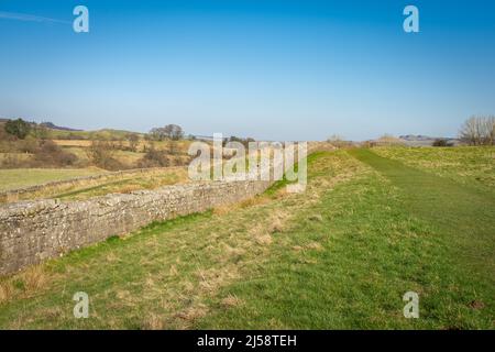 Il Muro di Adriano, noto anche come Muro Romano, è un'antica fortificazione difensiva della provincia romana di Britannia, iniziata nel 122 d.C. nel regno di Foto Stock