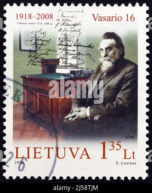 LITUANIA - CIRCA 2008: Un francobollo stampato in Lituania a partire dal '90th anniversario del ristabilita Stato della Lituania ' mostra Jonas Basanavicius. Foto Stock
