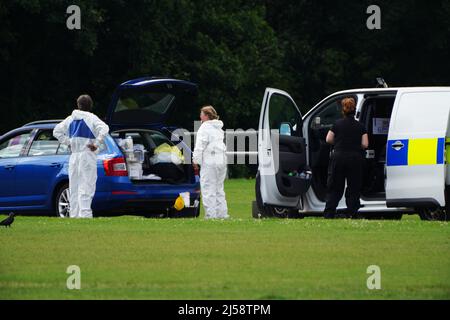 File photo datato 03/08/21 di poliziotti legali sulla scena nella zona di Sarn di Bridgend, Galles del Sud, vicino a dove Logan Mwangi, di cinque anni, conosciuto anche come Logan Williamson, è stato scoperto il 31 2021 luglio. Sua madre Angharad Williamson, 31 anni, il padre John Cole, 40 anni e un ragazzo di 14 anni, che non può essere nominato per motivi legali, sono stati giudicati colpevoli al tribunale della Corona di Cardiff. Data di emissione: Giovedì 21 aprile 2022. Foto Stock