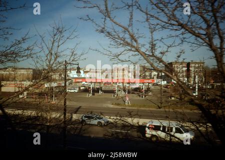 Newark, New Jersey, Stati Uniti. 15th Mar 2022. L'oligarca russo plurilionario Vagit Alekperov si è dimesso come presidente di Lukoil dopo che il Regno Unito e l'Unione europea gli hanno imposto sanzioni. La seconda più grande compagnia petrolifera in Russia ha dichiarato Alekperov, che è in buone condizioni con Vladimir Putin, ha notificato alla compagnia la sua decisione di dimettersi. Stazione Lukoil a Newark NJ, 15 marzo 2022. (Credit Image: © John Marshall Mantel/ZUMA Press Wire) Foto Stock