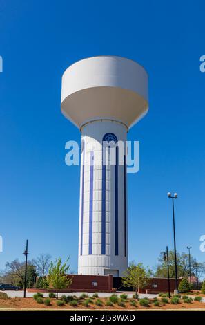 ROCK HILL, South Carolina, USA-10 APRILE 2022:Torre d'acqua moderna nel centro cittadino. Foto Stock