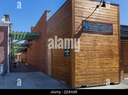 ROCK HILL, SC, USA-10 APRILE 2022: L'esterno dell'edificio del ristorante Flipside, con insegne e ingresso sul vicolo. Foto Stock