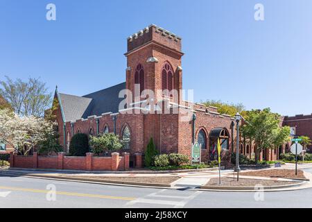 ROCK HILL, SC, USA-10 APRILE 2022: La Chiesa episcopale del nostro Salvatore in centro. Foto Stock