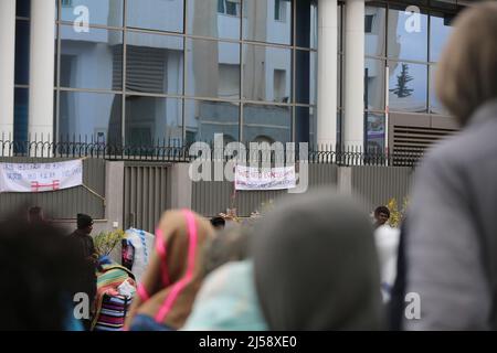 Tunisia. 21st Apr 2022. Decine di rifugiati e migranti in Tunisia chiedono evacuazione in altri paesi. I rifugiati, per lo più sopravvissuti ai tentativi di immigrazione clandestina via mare in Europa, hanno organizzato un sit-in davanti all'ufficio dell'Alto Commissariato delle Nazioni Unite per i rifugiati (UNHCR) nella capitale tunisina, Tunisi da sabato.'dobbiamo essere evacuati,' legge un banner che hanno appeso all'ingresso dell'edificio di Tunisi, Tunisia, il 21 aprile 2022. (Foto di Mohamed KRIT/ Credit: Sipa USA/Alamy Live News Foto Stock