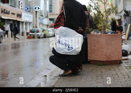 Tunisia. 21st Apr 2022. Decine di rifugiati e migranti in Tunisia chiedono evacuazione in altri paesi. I rifugiati, per lo più sopravvissuti ai tentativi di immigrazione clandestina via mare in Europa, hanno organizzato un sit-in davanti all'ufficio dell'Alto Commissariato delle Nazioni Unite per i rifugiati (UNHCR) nella capitale tunisina, Tunisi da sabato.'dobbiamo essere evacuati,' legge un banner che hanno appeso all'ingresso dell'edificio di Tunisi, Tunisia, il 21 aprile 2022. (Foto di Mohamed KRIT/ Credit: Sipa USA/Alamy Live News Foto Stock