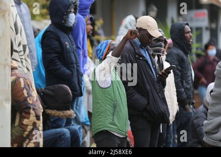 Tunisia. 21st Apr 2022. Decine di rifugiati e migranti in Tunisia chiedono evacuazione in altri paesi. I rifugiati, per lo più sopravvissuti ai tentativi di immigrazione clandestina via mare in Europa, hanno organizzato un sit-in davanti all'ufficio dell'Alto Commissariato delle Nazioni Unite per i rifugiati (UNHCR) nella capitale tunisina, Tunisi da sabato.'dobbiamo essere evacuati,' legge un banner che hanno appeso all'ingresso dell'edificio di Tunisi, Tunisia, il 21 aprile 2022. (Foto di Mohamed KRIT/ Credit: Sipa USA/Alamy Live News Foto Stock