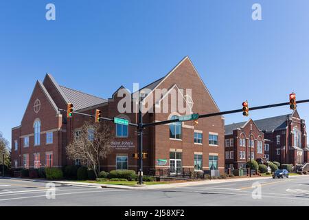 ROCK HILL, SC, USA-10 APRILE 2022: St. John's United Methodist Church all'angolo tra White e Oakland. Foto Stock