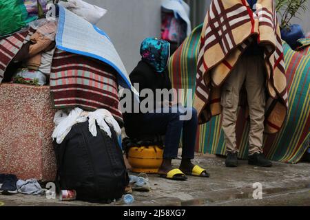 Tunisia. 21st Apr 2022. Decine di rifugiati e migranti in Tunisia chiedono evacuazione in altri paesi. I rifugiati, per lo più sopravvissuti ai tentativi di immigrazione clandestina via mare in Europa, hanno organizzato un sit-in davanti all'ufficio dell'Alto Commissariato delle Nazioni Unite per i rifugiati (UNHCR) nella capitale tunisina, Tunisi da sabato.'dobbiamo essere evacuati,' legge un banner che hanno appeso all'ingresso dell'edificio di Tunisi, Tunisia, il 21 aprile 2022. (Foto di Mohamed KRIT/ Credit: Sipa USA/Alamy Live News Foto Stock