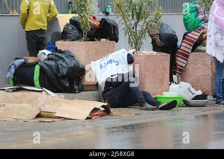 Tunisia. 21st Apr 2022. Decine di rifugiati e migranti in Tunisia chiedono evacuazione in altri paesi. I rifugiati, per lo più sopravvissuti ai tentativi di immigrazione clandestina via mare in Europa, hanno organizzato un sit-in davanti all'ufficio dell'Alto Commissariato delle Nazioni Unite per i rifugiati (UNHCR) nella capitale tunisina, Tunisi da sabato.'dobbiamo essere evacuati,' legge un banner che hanno appeso all'ingresso dell'edificio di Tunisi, Tunisia, il 21 aprile 2022. (Foto di Mohamed KRIT/ Credit: Sipa USA/Alamy Live News Foto Stock