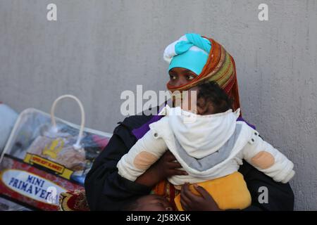 Tunisia. 21st Apr 2022. Decine di rifugiati e migranti in Tunisia chiedono evacuazione in altri paesi. I rifugiati, per lo più sopravvissuti ai tentativi di immigrazione clandestina via mare in Europa, hanno organizzato un sit-in davanti all'ufficio dell'Alto Commissariato delle Nazioni Unite per i rifugiati (UNHCR) nella capitale tunisina, Tunisi da sabato.'dobbiamo essere evacuati,' legge un banner che hanno appeso all'ingresso dell'edificio di Tunisi, Tunisia, il 21 aprile 2022. (Foto di Mohamed KRIT/ Credit: Sipa USA/Alamy Live News Foto Stock