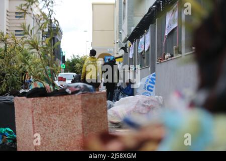 Tunisia. 21st Apr 2022. Decine di rifugiati e migranti in Tunisia chiedono evacuazione in altri paesi. I rifugiati, per lo più sopravvissuti ai tentativi di immigrazione clandestina via mare in Europa, hanno organizzato un sit-in davanti all'ufficio dell'Alto Commissariato delle Nazioni Unite per i rifugiati (UNHCR) nella capitale tunisina, Tunisi da sabato.'dobbiamo essere evacuati,' legge un banner che hanno appeso all'ingresso dell'edificio di Tunisi, Tunisia, il 21 aprile 2022. (Foto di Mohamed KRIT/ Credit: Sipa USA/Alamy Live News Foto Stock