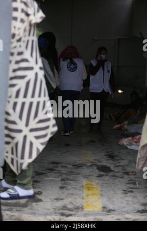 Tunisia. 21st Apr 2022. Decine di rifugiati e migranti in Tunisia chiedono evacuazione in altri paesi. I rifugiati, per lo più sopravvissuti ai tentativi di immigrazione clandestina via mare in Europa, hanno organizzato un sit-in davanti all'ufficio dell'Alto Commissariato delle Nazioni Unite per i rifugiati (UNHCR) nella capitale tunisina, Tunisi da sabato.'dobbiamo essere evacuati,' legge un banner che hanno appeso all'ingresso dell'edificio di Tunisi, Tunisia, il 21 aprile 2022. (Foto di Mohamed KRIT/ Credit: Sipa USA/Alamy Live News Foto Stock