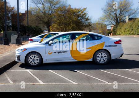 ROCK HILL, SC, USA-10 APRILE 2022: Diverse auto Comporium Company nel parcheggio. Foto Stock