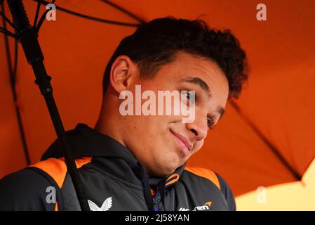 Il driver McLaren Lando Norris in anteprima il Gran Premio d'Emilia Romagna all'Autodromo Internazionale Enzo e Dino Ferrari, Italia. Data foto: Giovedì 21 aprile 2022. Foto Stock