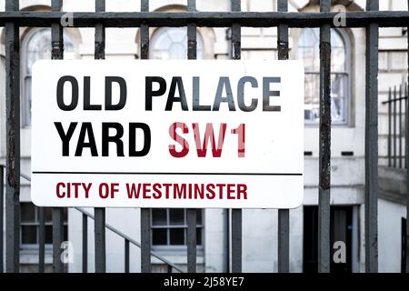Londra, Regno Unito - 26 marzo 2022: Old Palace Yard Street sign su ringhiere di ferro, City of Westminster, London, UK. Foto Stock