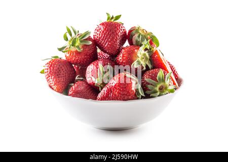 Fragole fresche in una ciotola su sfondo bianco isolato. Foto Stock