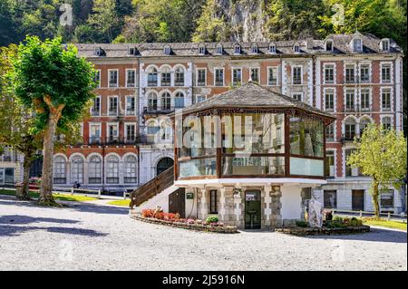 L'ex Hôtel des Princes si trova nella piccola città termale di Eaux-Bonnes nelle Pirne francesi Foto Stock